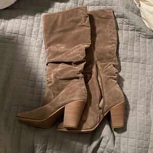 Universal threads boots